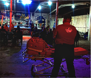 Ambulancia estacionada en sitio corporativo